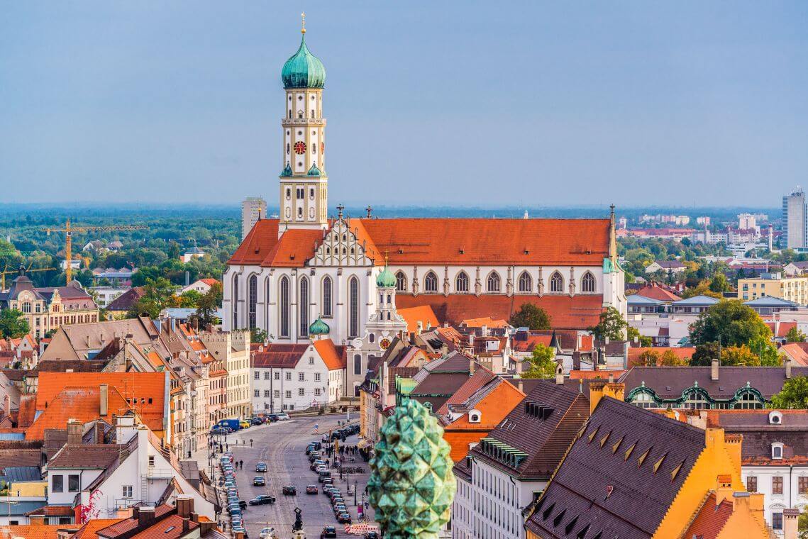 Blick auf eine Kirche in Augsburg