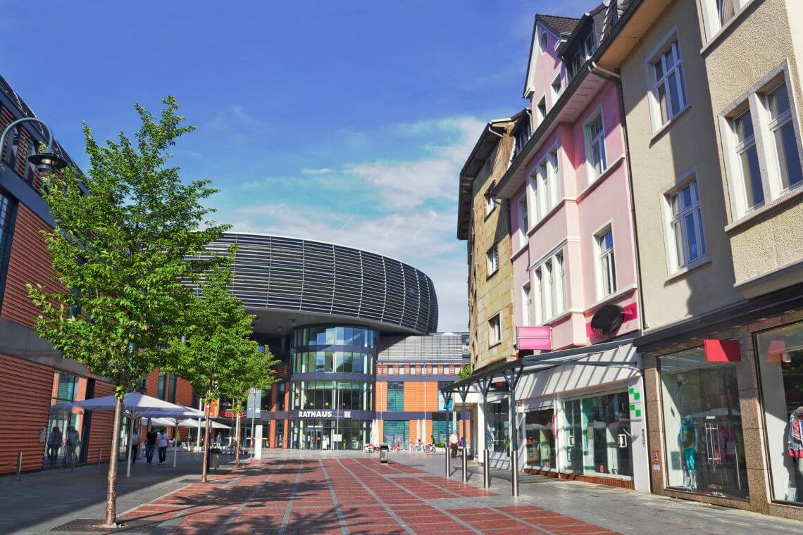 Rathaus zwischen Gebäuden in Leverkusen