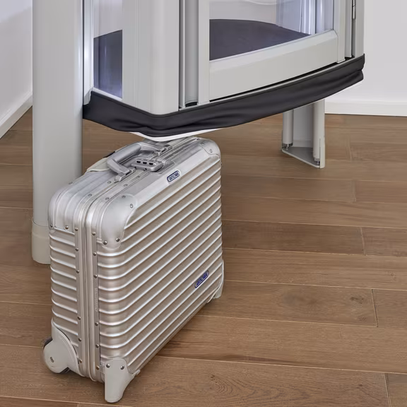 LIFTON Homelift steht über einem Koffer