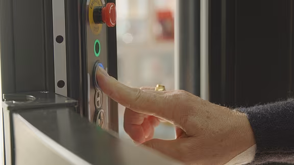 Der LIFTON Homelift wird kinderleicht über das Bedienpanel in der Kabine des Homelifts bedient. Alternativ erfolgt die Bedienung über eine Fernbedienung.