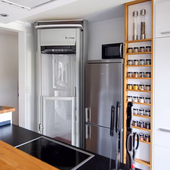 LIFTON Homelift in der Ecke einer hellen Küche