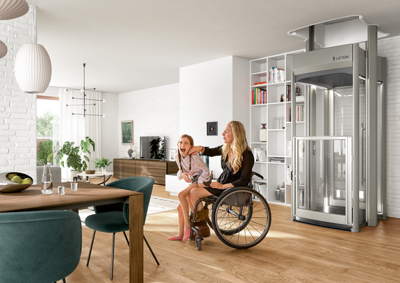 Zwei Personen sitzen lachend im Wohnzimmer, eine im Rollstuhl, neben ihnen steht ein moderner Homelift von Lifton in einer offenen, hellen Wohnumgebung.