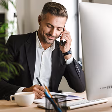 Ein LIFTON Mitarbeiter führt einen Beratungsgespräch am Telefon