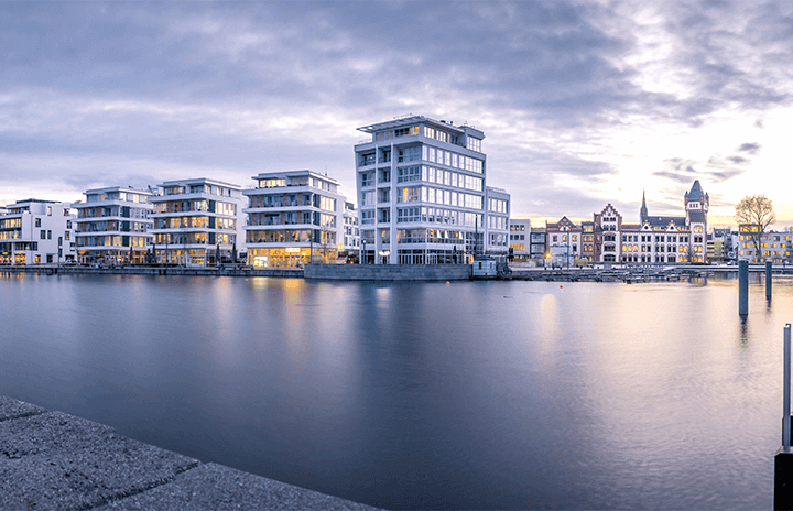 Blick auf Gebäude am Phoenix-See in Dortmund