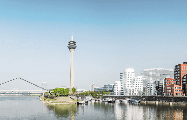 Blick auf den Fernsehturm in Düsseldorf
