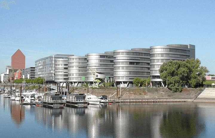 Duisburger Innenhafen mit Gebäuden im Hintergrund