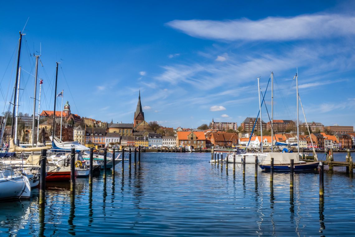 Boote liegen im Stadthafen von Flensburg