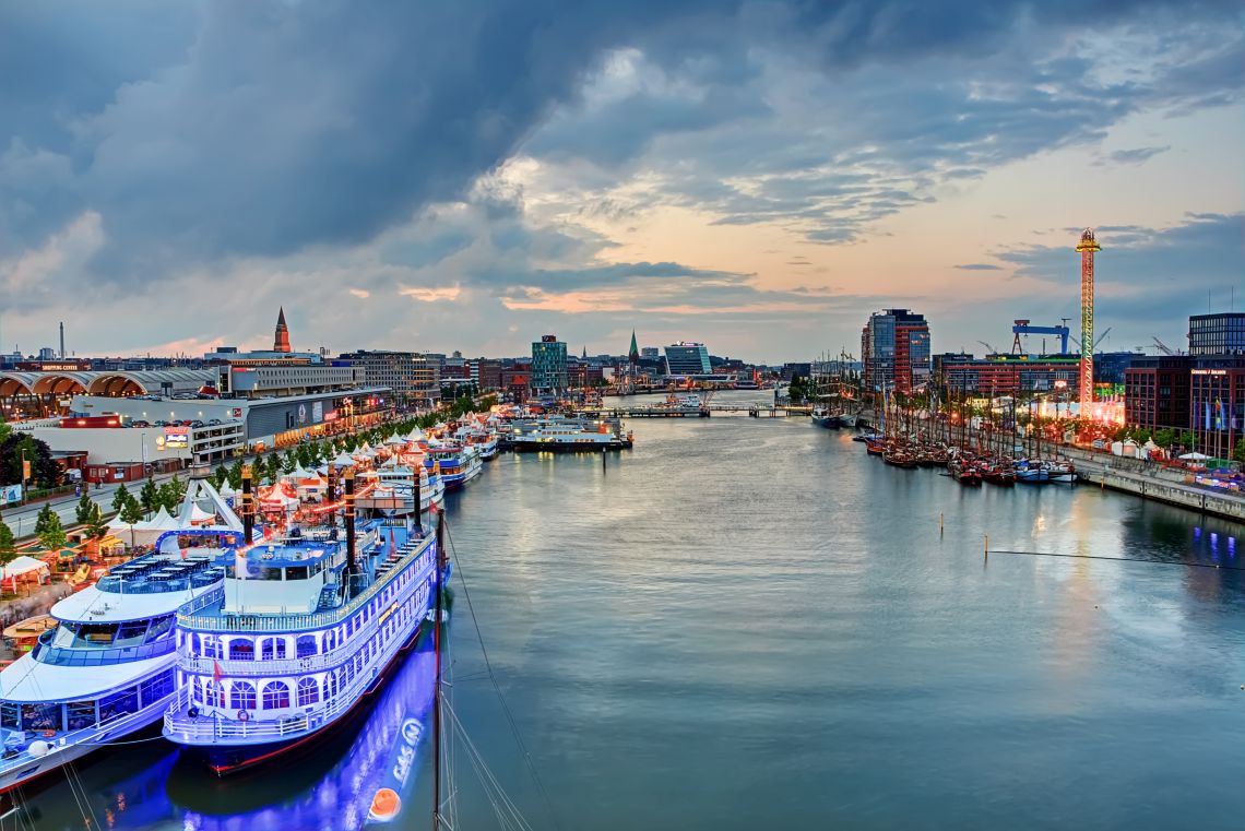 Kieler Förde am Abend mit Blick auf Schiffe und die Stadt