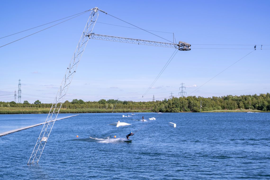 Norderstedt in Schleswig-Holstein Wasserskilift im Stadtpark in Norderstedt
