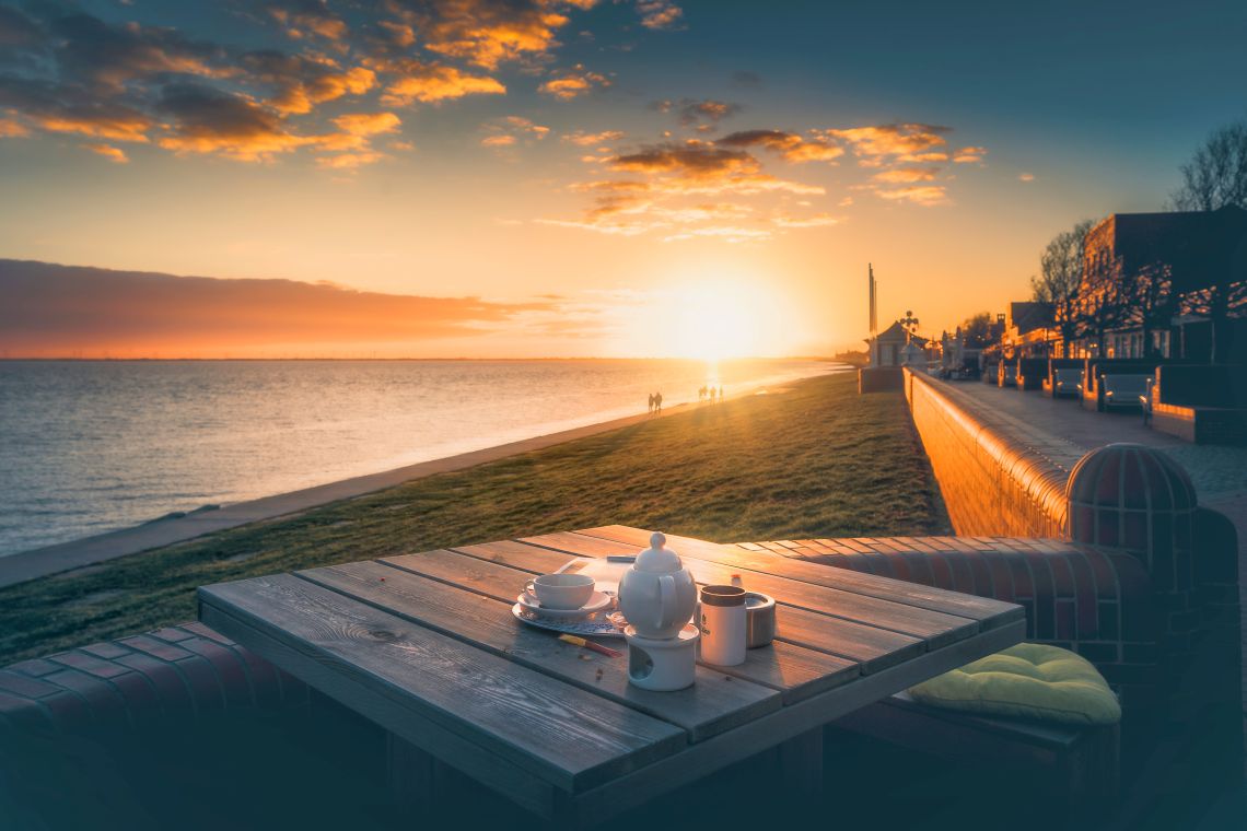 Café-Tisch am Südstrand von Wilhelmshaven mit Blick auf den Sonnenuntergang