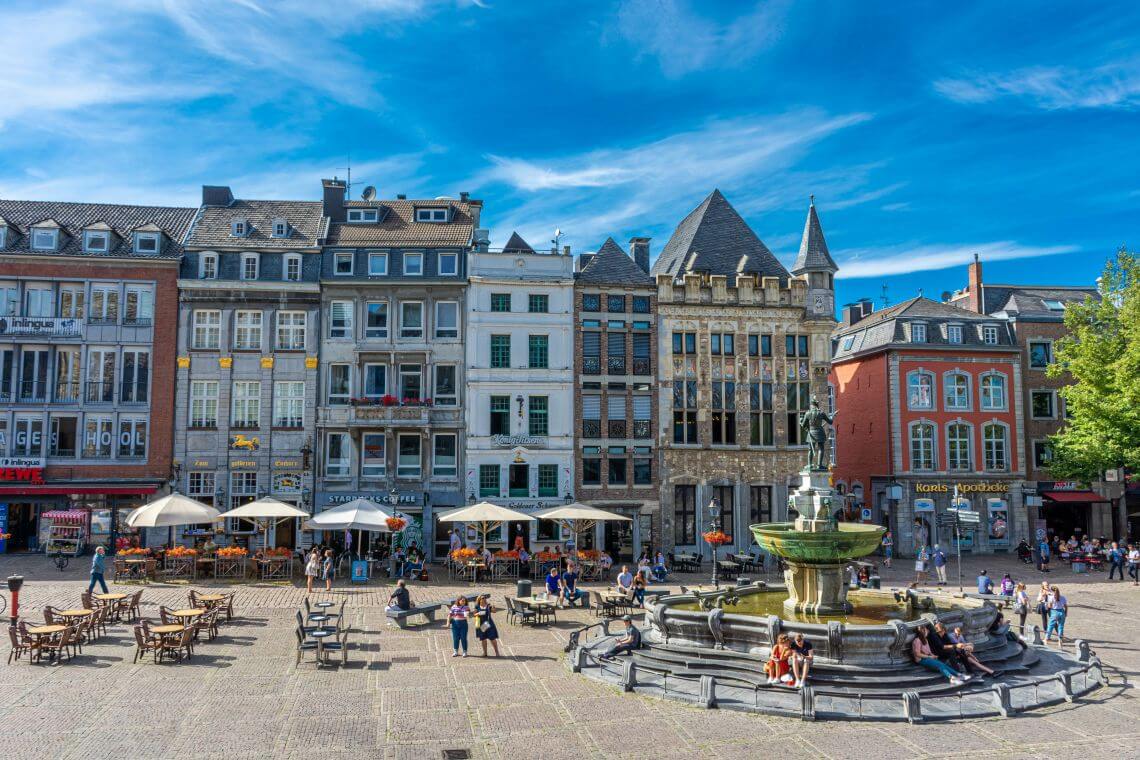 Platz mit Brunnen und Gebäuden in Aachen