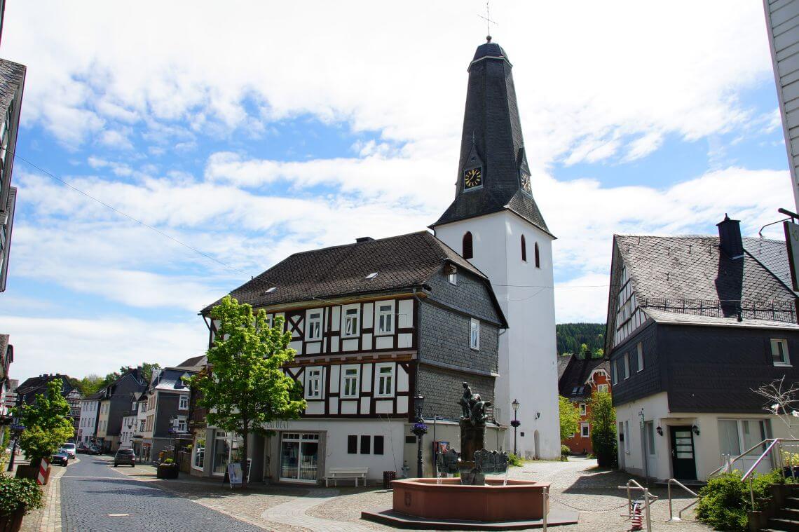 Brunnen und Kirche in Bad Laasphe