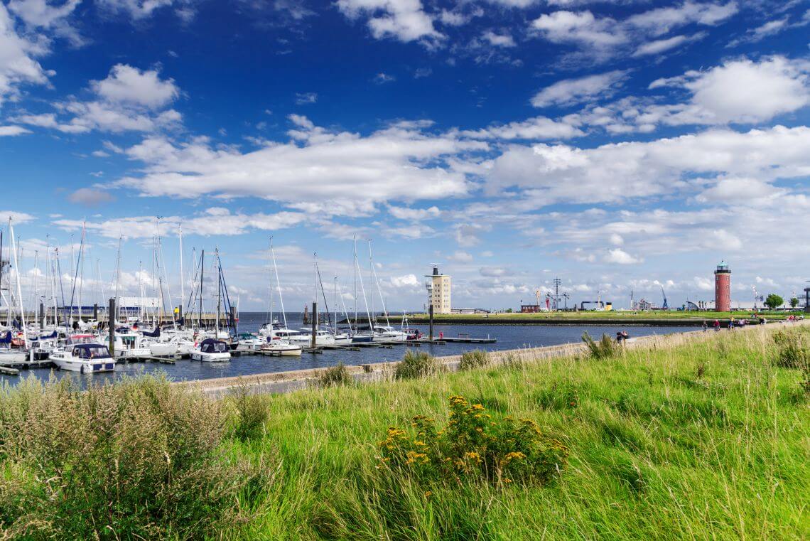 Hafen mit Schiffen und Leuchtturm in Cuxhaven