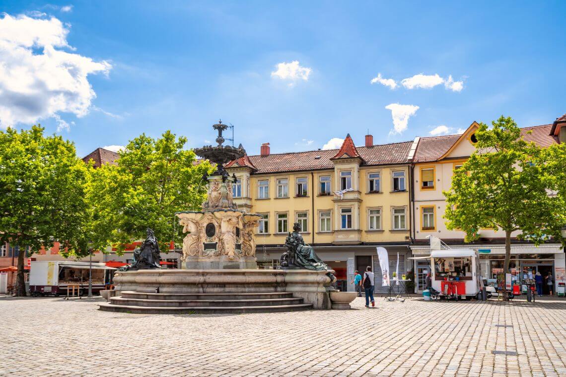 Schlossplatz mit Brunnen in Erlangen