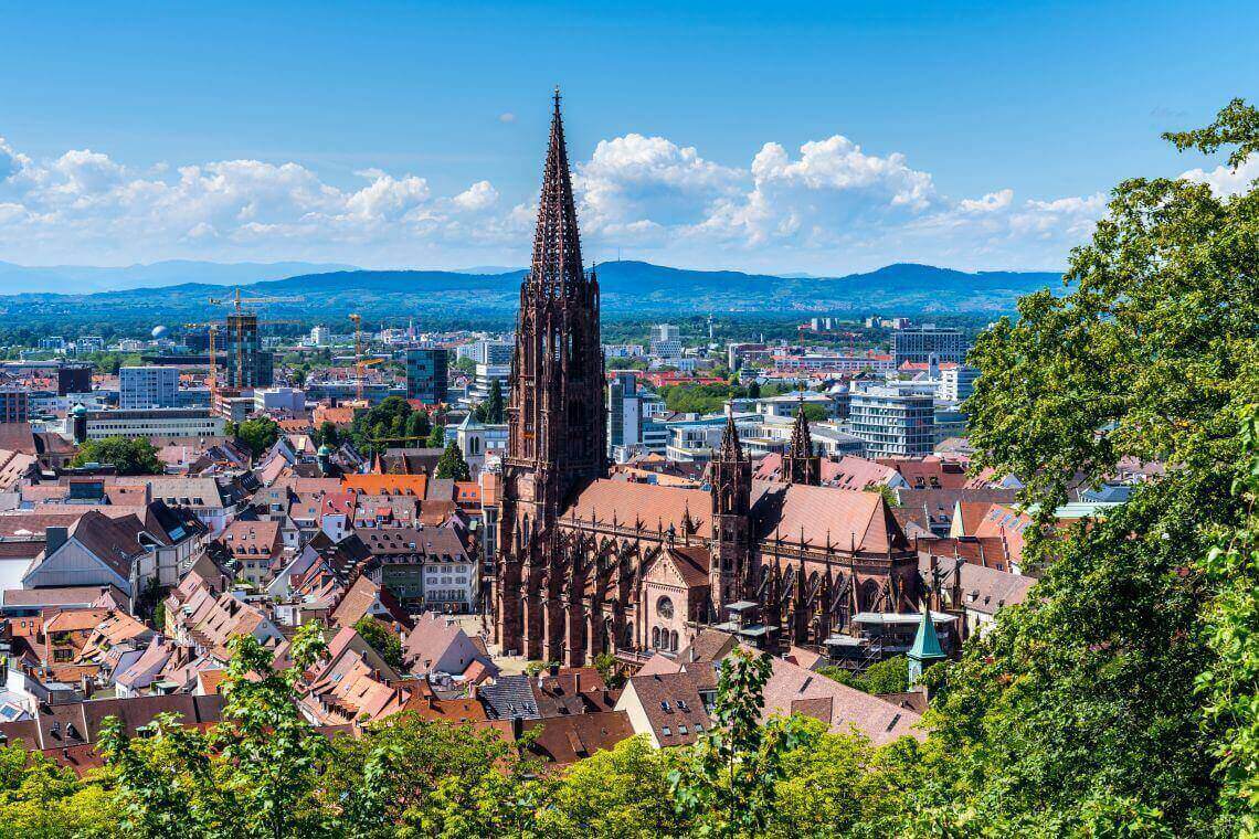 Blick auf die Dächer und das Münster Freiburgs