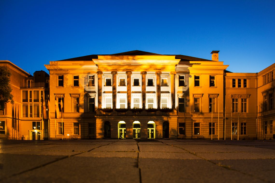 Beleuchtetes Gebäude in Krefeld bei Nacht