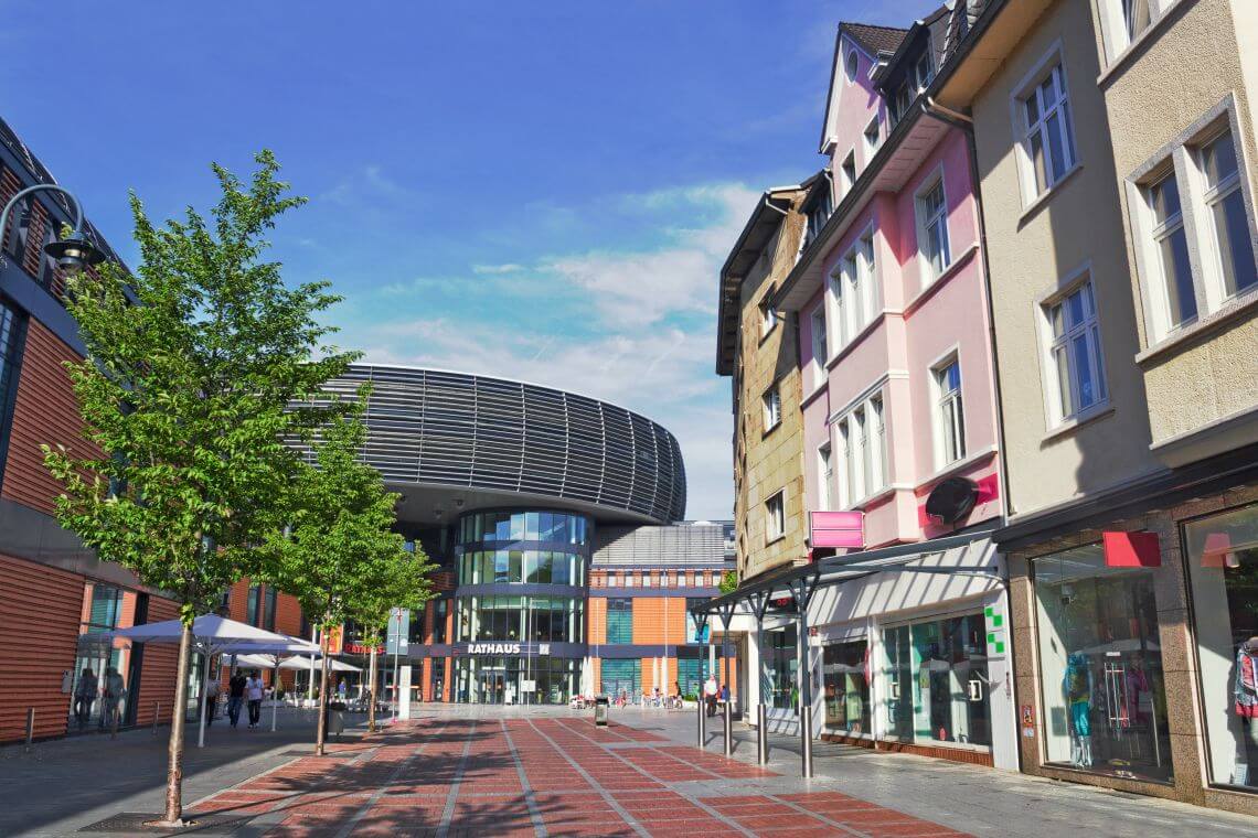 Homelift-Beratung für Leverkusen Rathaus zwischen Gebäuden in Leverkusen
