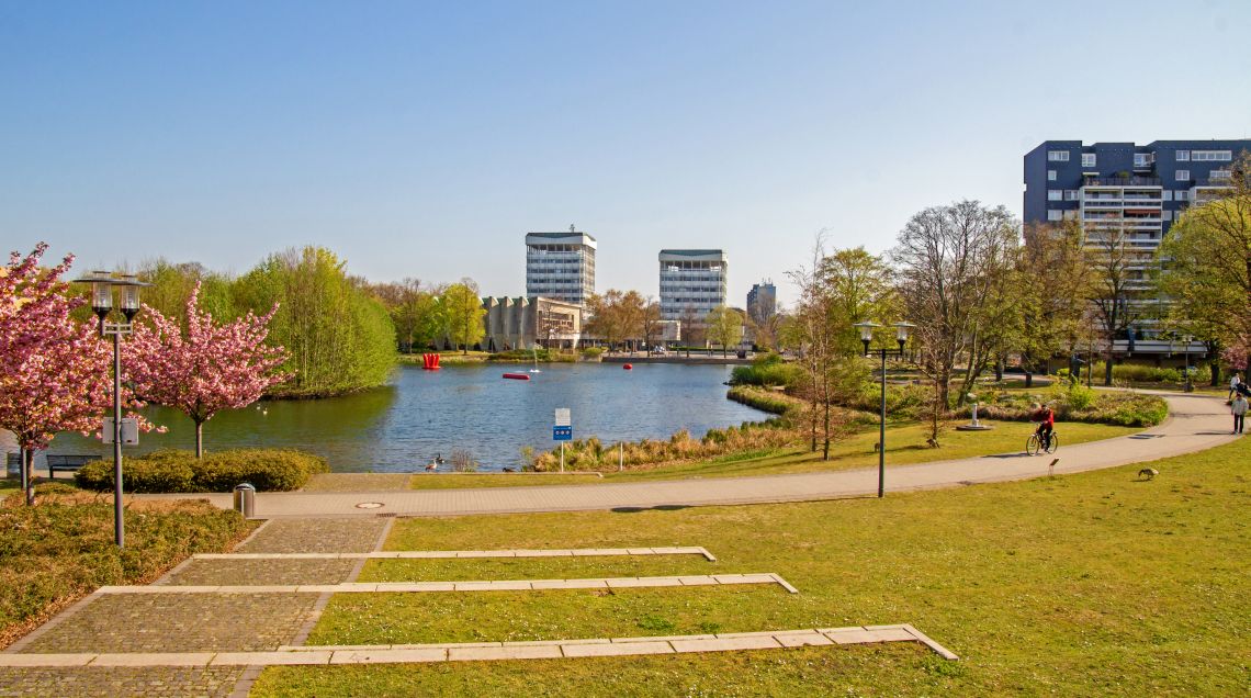 Rathaus in Marl mit Blick auf einen See