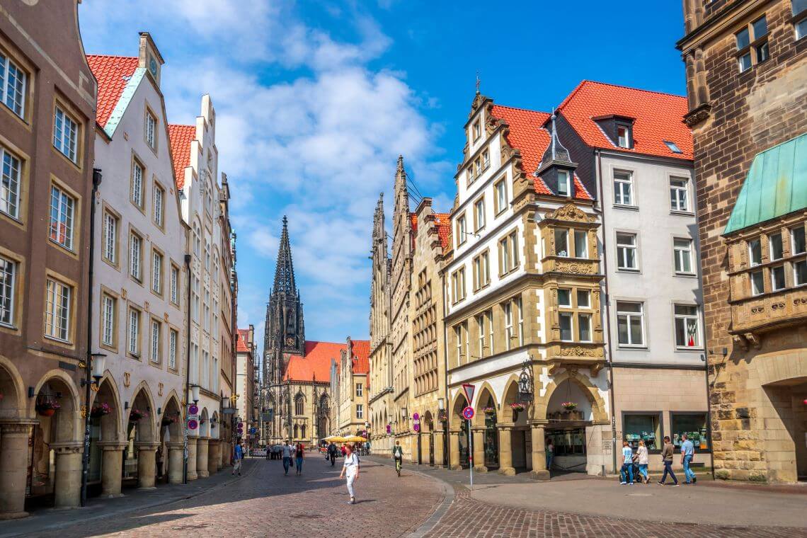 Homelift-Beratung für Münster Prinzipalmarkt mit Blick auf die Lambertikirche in Münster