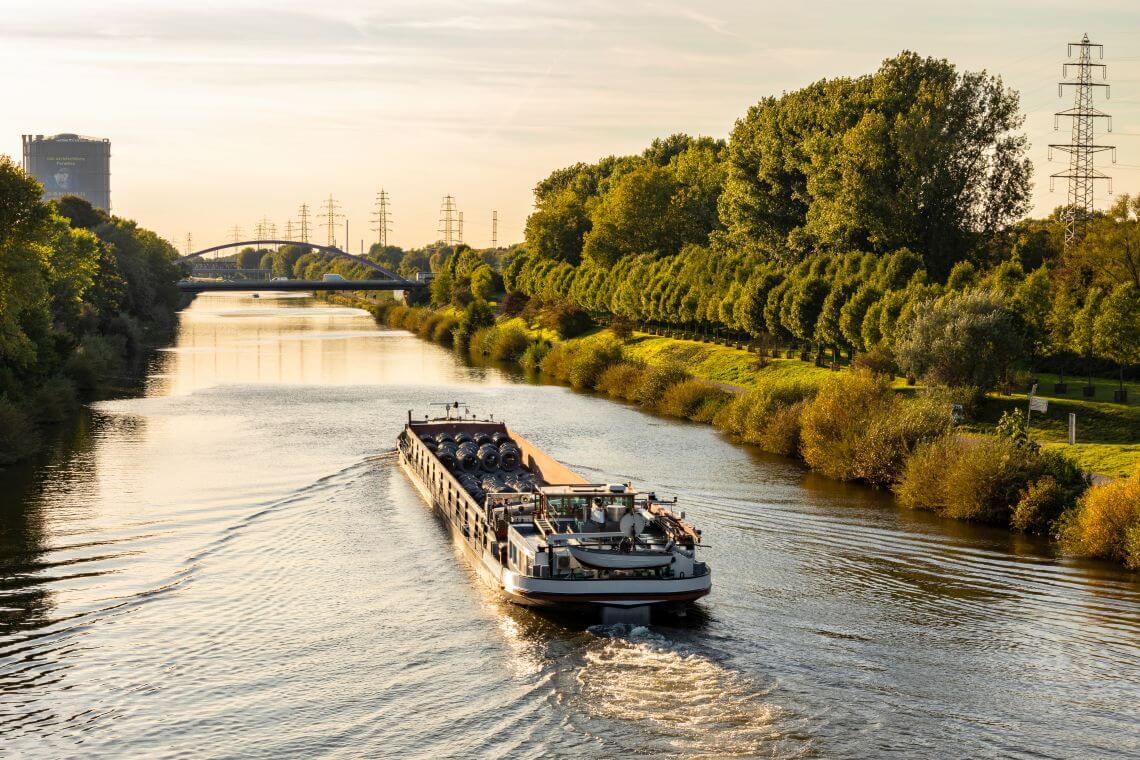 Schiff auf einem Kanal bei Oberhausen