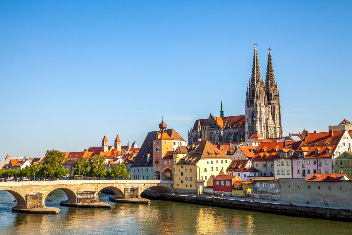 Blick auf eine Kathedrale am Fluss in Regensburg