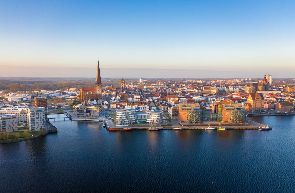 Hanse- und Universitätsstadt Rostock Panoramablick auf Rostock am Fluss Warnow