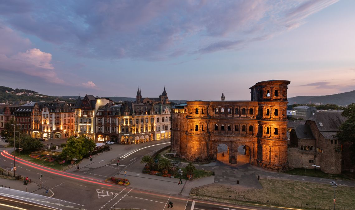 Porta Nigra in Trier bei Dämmerung