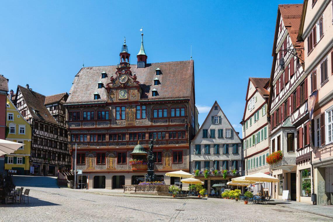 Historisches Rathaus auf dem Marktplatz in Tübingen