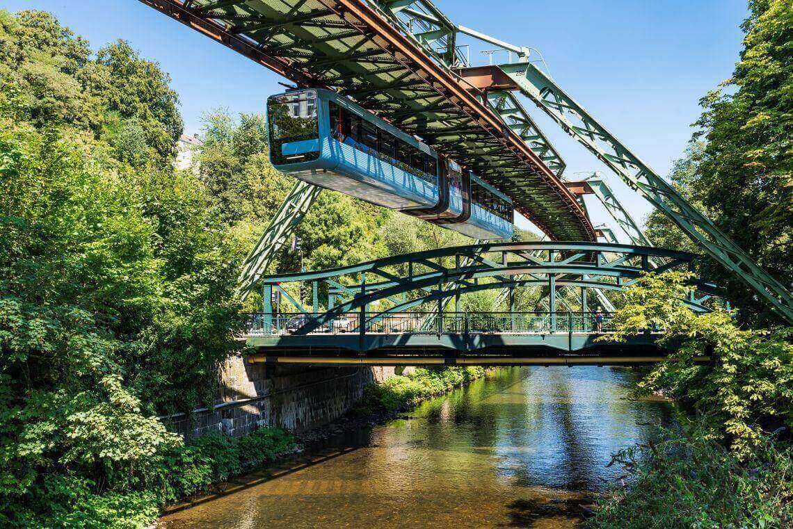 Wuppertaler Schwebebahn über dem Fluss Wupper