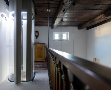 Seitenansicht des LiftonDUO im renovierten Bauernhaus