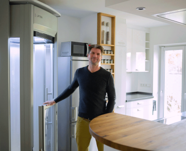 Homelift Einbaubeispiel in der Küche zur Verbindung von zwei Wohnungen