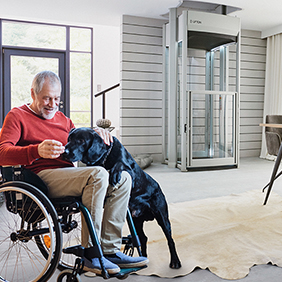 LiftonTRIO: Auch für Vierbeiner eine Erleichterung Mann im Rollstuhl mit seinem Hund vor dem LiftonTRIO