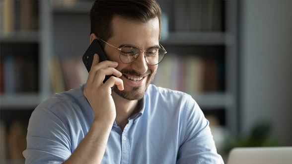 Kunde lässt sich am Telefon vom Homelift Vertrieb beraten